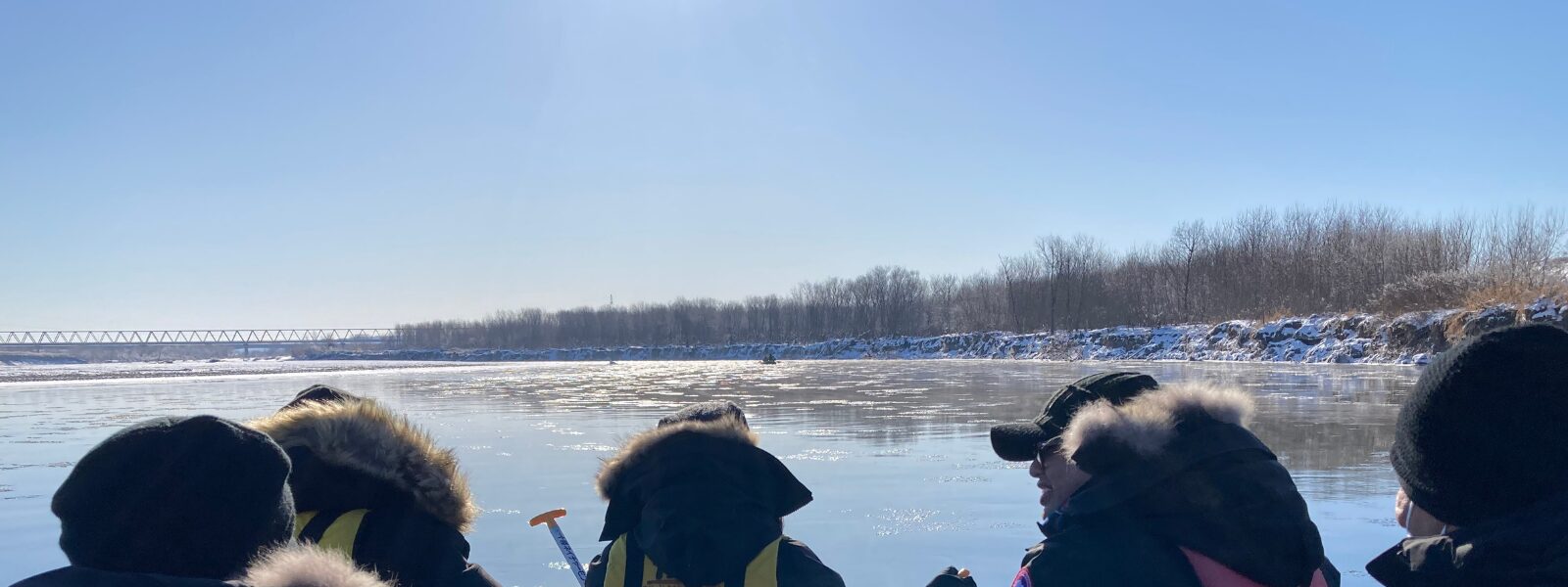 カヤックで川に浮かび空を見上げるガイド