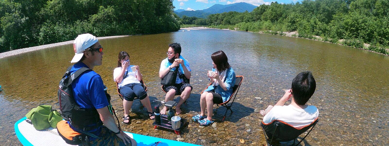ガイドおすすめポイントで記念撮影している様子